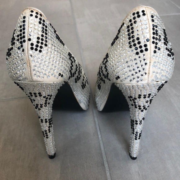 Size 6 report signature crystal pumps - Picture 3 of 4